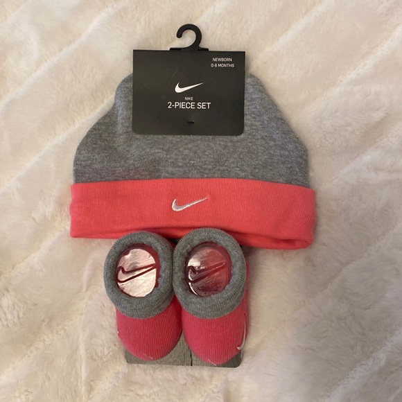 Nike Hat and Booties - Picture 1 of 4
